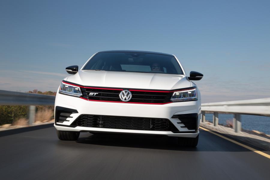  Volkswagen Passat GT Concept 2016 года  (фото 2 из 8)